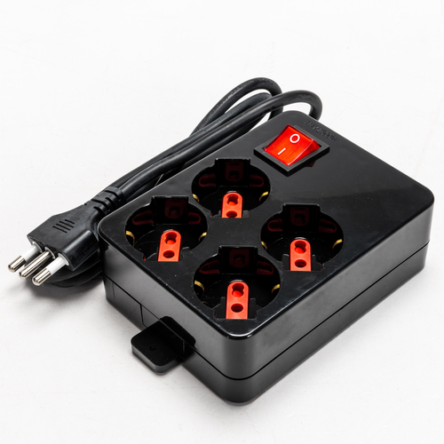 Multipresa Universale Serie Square · 4 Prese Schuko · Interruttore ON/OFF · Nera